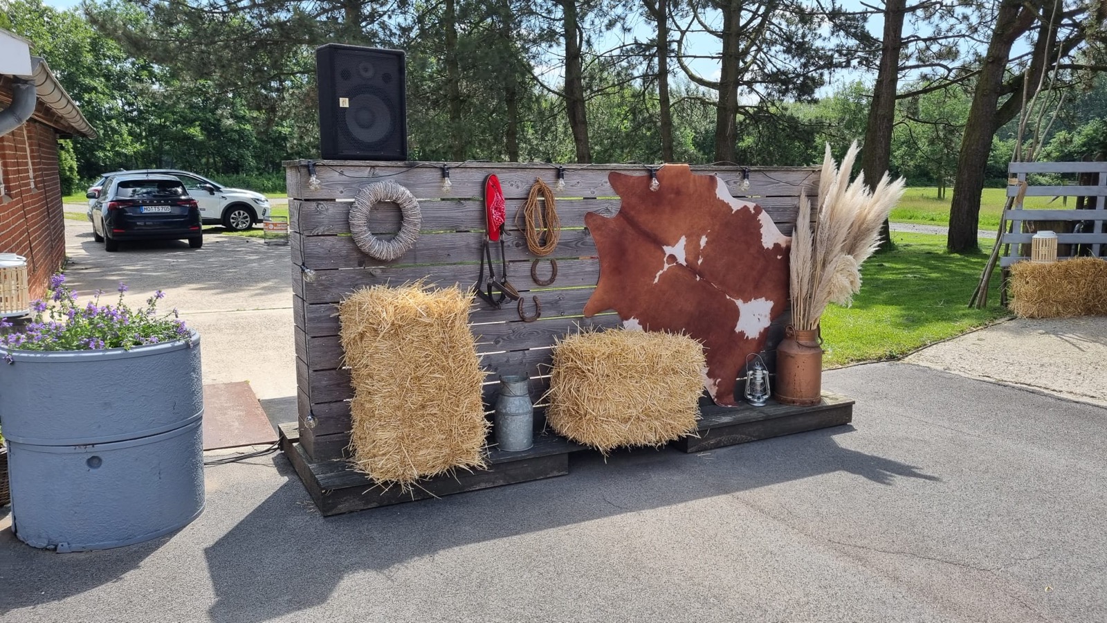 Western-Dekowand mit Strohballen und Kuhfell in der Festscheune