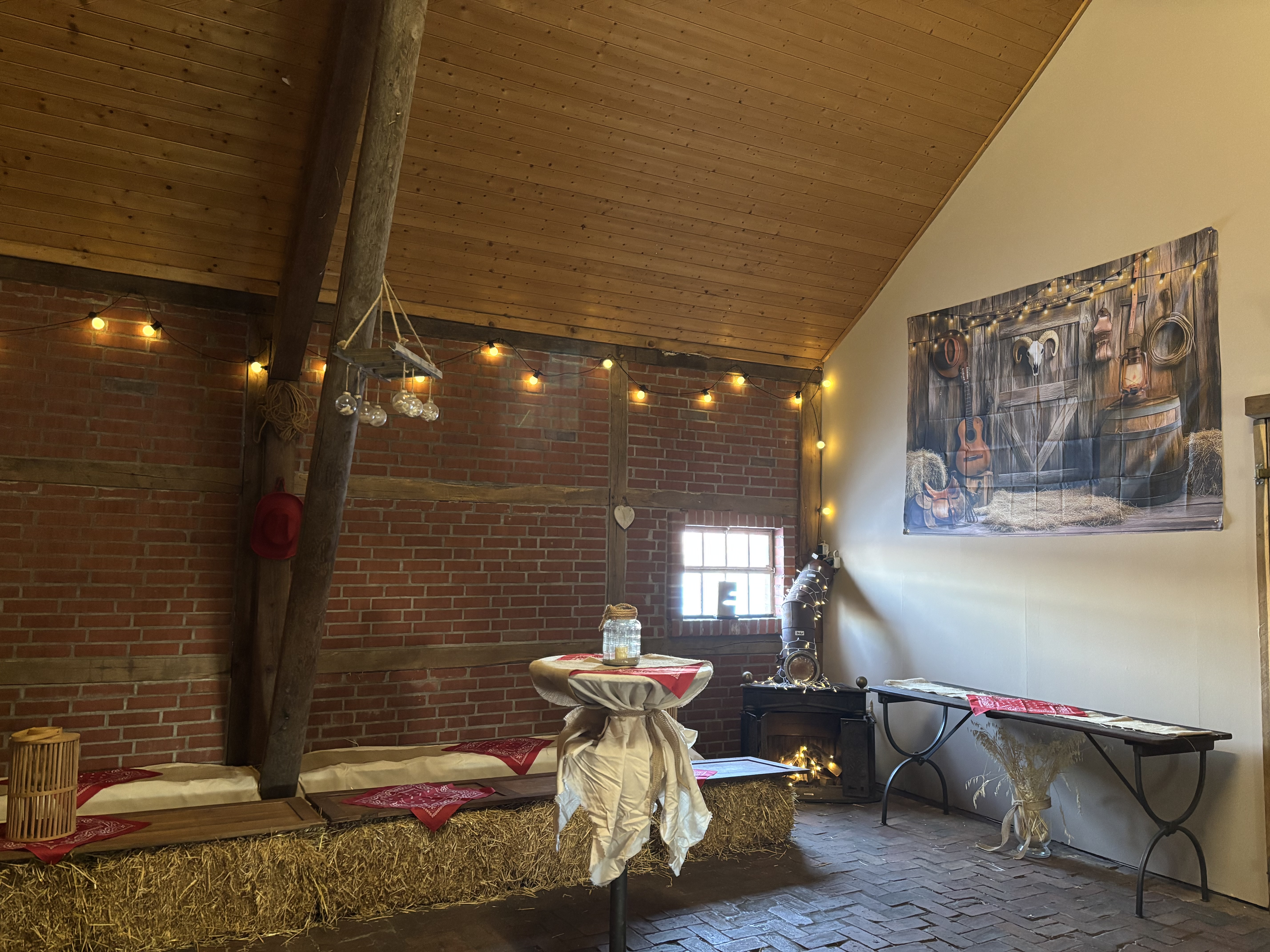 Festscheune mit Lichterketten und Backsteinwand