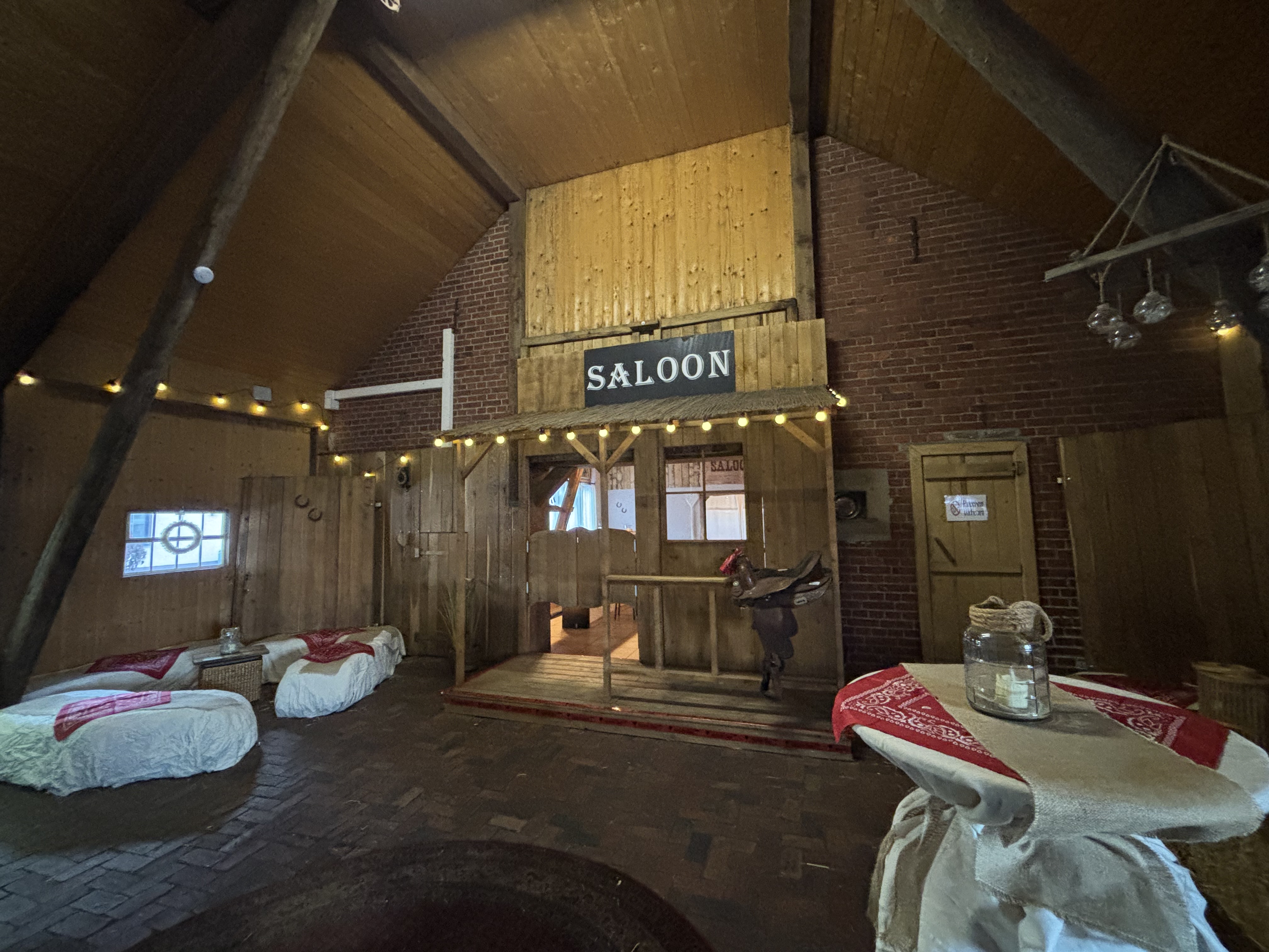 Festscheune Eichenhof – Großer Saal mit Saloon-Eingang