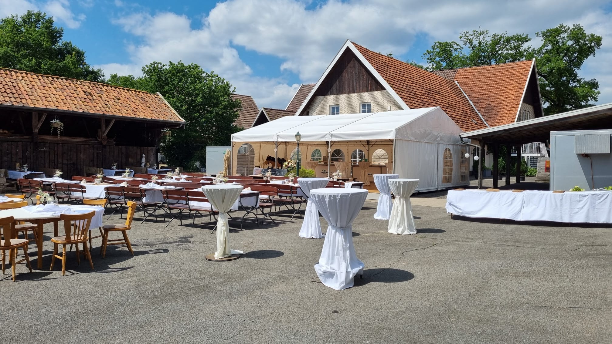 Hofgelände des Eichenhofs – Outdoor-Event mit festlich gedeckten Tischen
