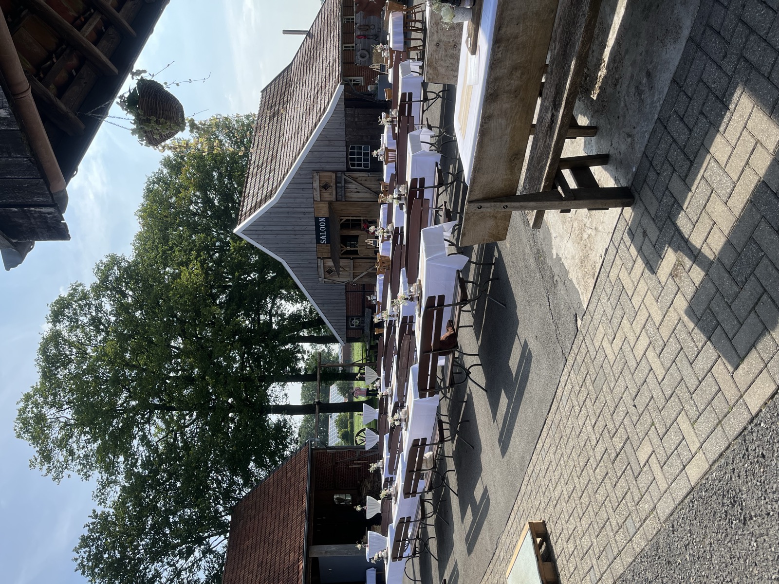 Outdoor-Bestuhlung auf dem Eichenhof mit weißen Tischdecken