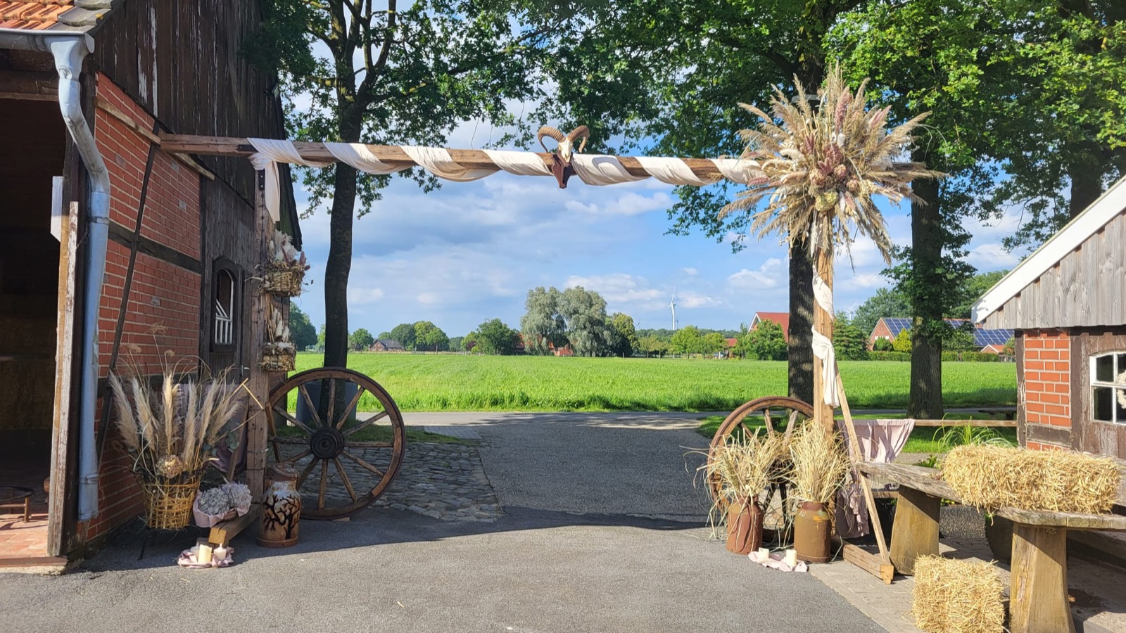 Dekorierter Eingangs-Torbogen auf dem Eichenhof
