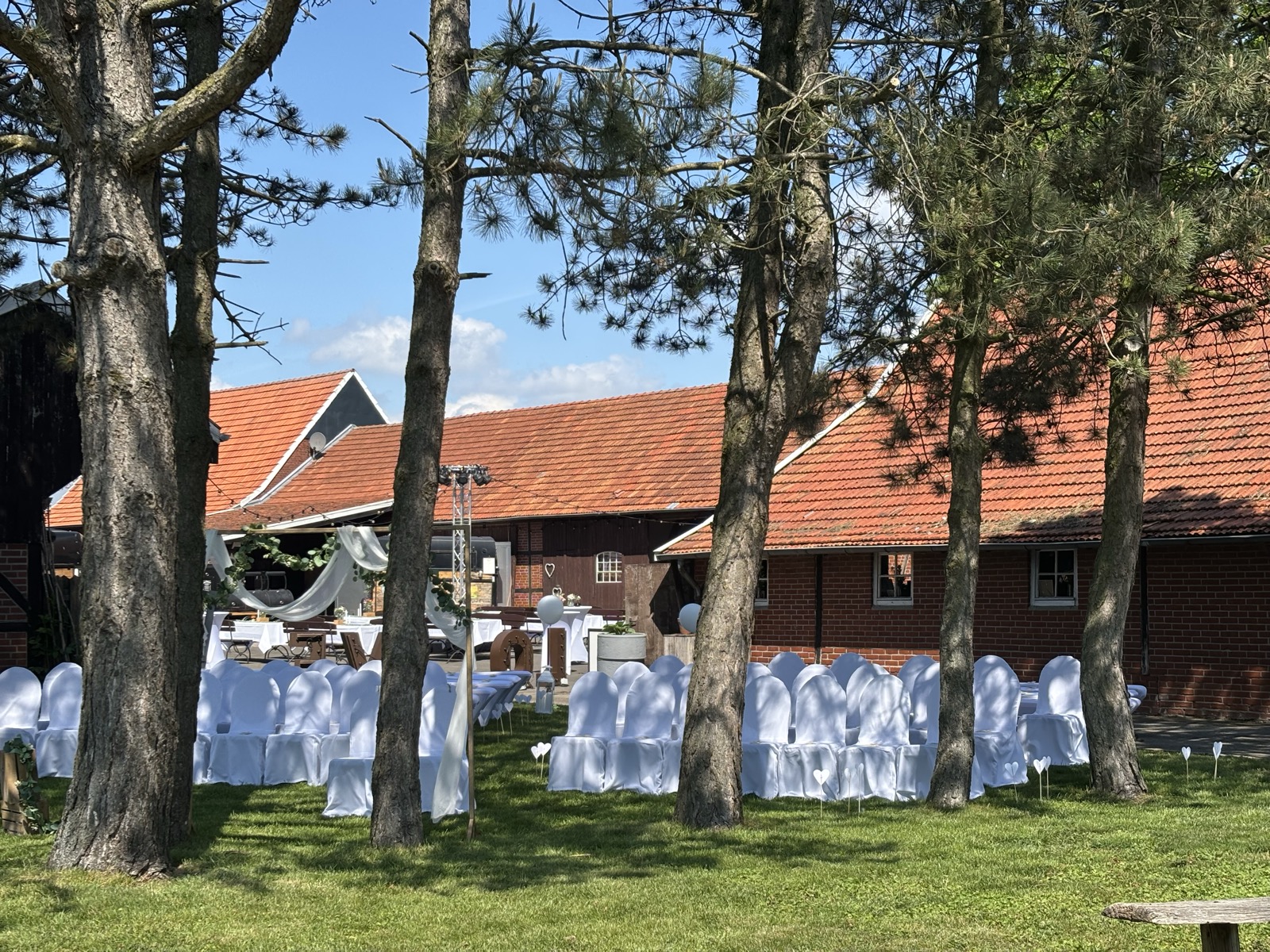 Gartenbereich der Sommerscheune mit festlicher Bestuhlung