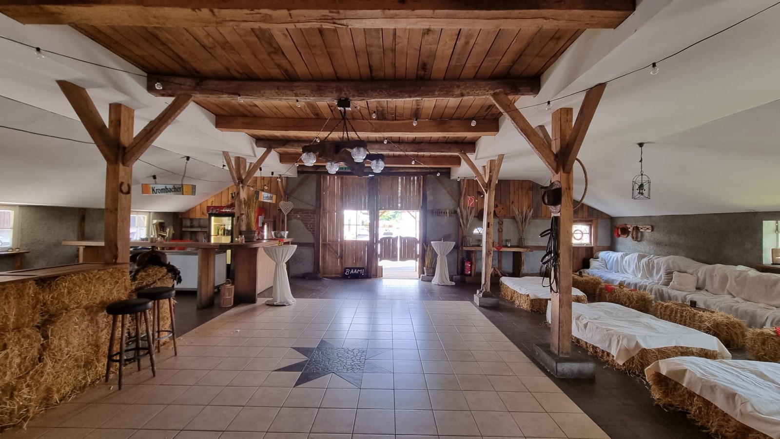 Sommerscheune Eichenhof – Innenraum mit Holzbalkendecke und Bar