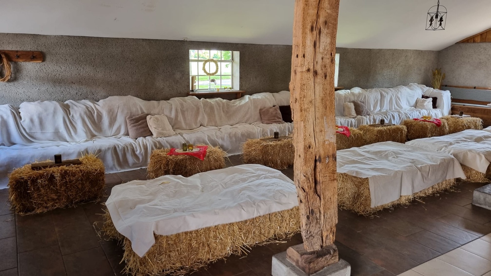 Rustikale Strohballen-Sitzecke in der Sommerscheune